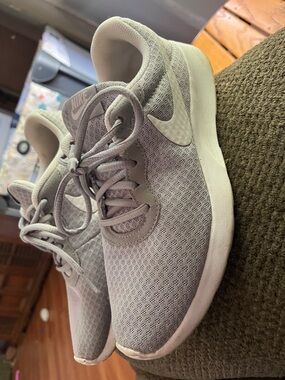 Nike "Just Do It" Women’s 7.5 (Fits like 8) Light Gray Mesh Running Shoes